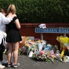 Jóvenes y adultos rinden homenaje a las víctimas de la tragedia ocurrida en Southport, Gran Bretaña.