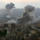 Foto archivo. Una nube de humo surge de la ciudad libanesa de Beirut tras un ataque aéreo israelí.
