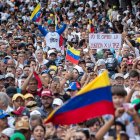 Ciudadanos asisten a una manifestación de apoyo al candidato a la presidencia de Venezuela Edmundo González Urrutia este martes, en Caracas (Venezuela).
