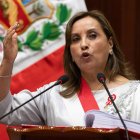 La presidenta de Perú, Dina Boluarte, concluye un discurso de cinco horas.