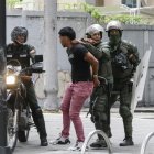 Integrantes de la Guardia Nacional Bolivariana detienen a un manifestante opositor, este martes, en Caracas (Venezuela).