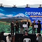 En la entrega de la personería jurídica a una asociación de productores de Salcedo