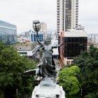 Uno de los faroles más emblemáticos de Guayaquil está ubicado en la cúspide de la Columna de los Próceres, en la plaza Centenario.