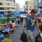 Escenas. Caminar por determinadas calles del centro, en los días de feria, se vuelve una misión imposible.