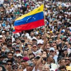 Ciudadanos asisten a una manifestación de apoyo al candidato a la presidencia de Venezuela Edmundo González Urrutia este martes, en Caracas (Venezuela).