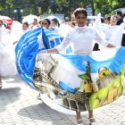 Los desfiles lograron congregar a decenas de personas en las fiestas.