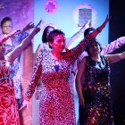 El musical cuenta una historia romántica y cómica sobre dos amigos que ingresan a un coro.