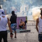 Manifestantes se enfrentan a la Guardia Nacional Bolivariana (GNB), por los resultados de las elecciones presidenciales este lunes, en Caracas (Venezuela).