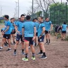 Los árbitros de fútbol de las diversas categorías del Guayas en sesión de entrenamiento matutino en el Parque Samanes, al norte de Guayaquil. Entre ellos el réferi internacional Guillermo Guerrero (d).