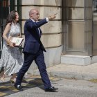 El portavoz y europarlamentario de Vox, Jorge Buxadé, junto a la coordinadora jurídica del partido, Marta Castro, a su salida del Palacio de la Moncloa, este martes en Madrid.