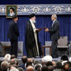 El líder supremo iraní, Ali Jameneí, presenta la carta de respaldo oficial al presidente electo Masud Pezeshkian, en la ceremonia de ratificación en Teherán, el 28 de julio de 2024.