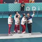 Deportistas de China, Corea del Sur y Corea del Norte posan juntos para una selfie.