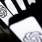 Una imagen de archivo de un teléfono con el logotipo de Chat GPT.