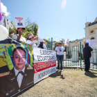 Integrantes de organizaciones feministas protestan este lunes, afuera del Ministerio de Defensa en Quito (Ecuador), para exigir justicia por el presunto feminicidio de la subteniente Aidita Ati.