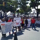 Los pacientes renales caminaron hacia la Gobernación en busca de respuestas.
