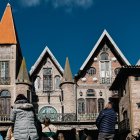 Personas observan las construcciones del asentamiento "medieval" en el municipio bonaerense de La Matanza.