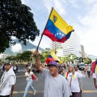 Ciudadanos protestan en las calles contra los resultados oficiales de las elecciones presidenciales en Venezuela.