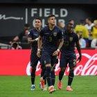 Piero Hincapié (c) celebrando junto a sus compañeros el gol conseguido ante Jamaica