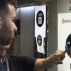 La empresa utiliza ‘orbs’, una herramienta que permite escanear el iris de las personas.