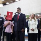 El presidente Nicolás Maduro, junto a la primera dama Cilia Flores, el presidente de la Asamblea Nacional Jorge Rodriguez, habla a la salida del Tribunal Supremo de Justicia (TSJ).