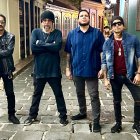 Libélula está formada por Alfredo Pazmiño (sintetizador y voces), Gustavo García (sintetizador y voz principal), Miguel Moreira (bajo y sintetizador) y Christyan Valverde (guitarra y coros).