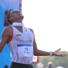 El marchista ecuatoriano no perdió la oportunidad de mostrar la foto de sus hijos Nico y Monse, tras ganar la medalla de oro al pie de la Torre Eiffel.