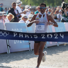Brian Daniel Pintado de Ecuador cruza la línea de meta para ganar la final masculina de 20 km de marcha de las competiciones de atletismo de los Juegos Olímpicos de París 2024.