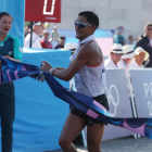 Daniel Pintado de Ecuador cruza la línea de meta para ganar la final masculina de 20 km de marcha de las competiciones de atletismo de los Juegos Olímpicos de París 2024.