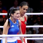 Angela Carini (L) de Italia abandona su combate en los octavos de final de los preliminares de 66 kg femeninos contra Imane Khelif de las competiciones de boxeo en los Juegos Olímpicos de París 2024, en el Arena Norte de París en Villepinte, Francia, el 1 de agosto de 2024.