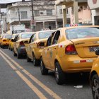 Largas filas de taxis que buscan tanquear en gasolinera de Petroecuador.