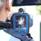 Los agentes usan cinemómetros para medir la velocidad a la que van los vehículos.