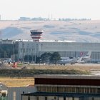 Un avión del gobierno ruso y aviones privados se ven en el Aeropuerto Esenboga en Ankara.