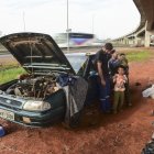 Lucas y su esposa Josiane acompañados de sus tres hijos, viviendo bajo el puente y durmiendo dentro de un carro a la orilla de la BR-290, una de las principales carreteras de Río Grande do Sul (Brasil).