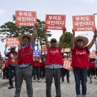 Los miembros de la Asociación Coreana de Carne de Perro sostienen pancartas que dicen "También somos ciudadanos".
