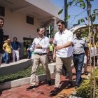 Aquiles Álvarez en un recorrido de obras.