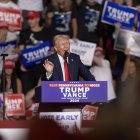 El ex presidente estadounidense Donald J. Trump celebra un mitin en el New Holland Arena de Harrisburg, Pensilvania, EE. UU., el 31 de julio de 2024.