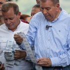 Caracas. El candidato Edmundo González muestra una papeleta con la votación.