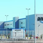 GRAFCAT201. FAR D" EMPORDÀ (GIRONA) (ESPAÑA), 10/05/2023.- El gigante del comercio electrónico Amazon ha comenzado a operar un nuevo centro logístico en el Far d"Empordà (Girona), su segundo en Cataluña de entre los catalogados como de primera milla, donde trabajan ya 900 personas y tras haber invertido en él más de 200 millones de euros. EFE/ David Borrat