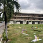 Inhumaciones. En Jardines de Esperanza, el Servicio de Medicina Legal y Ciencias Forenses colocó 32 cuerpos en nueve nichos; hasta cuatro cadáveres en fundas negras fueron puestos en cada espacio sin lápida.