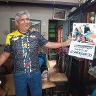 Don Fausto Pintado, padre de Daniel, muestra en su casa en Cuenca afiches y premios que el ecuatoriano cosechó.