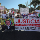 Integrantes de organizaciones feministas protestan afuera del Ministerio de Defensa en Quito (Ecuador), para exigir justicia por el presunto feminicidio de la subteniente Aidita Ati.