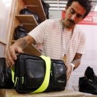 El director creativo de Neomatic, Juan Colmenares, organiza maletas con partes de neumaticos de bicicleta en la edición 35 de Colombiamoda.