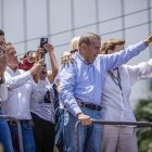 La líder opositora venezolana, María Corina Machado, (i) y el candidato a la presidencia de Venezuela, Edmundo González Urrutia (d).