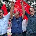 El precandidato presidencial de Unidad Popular, Jorge Escala (i), y el presidenciable Pedro Granja (d), durante las protestas en contra del aumento del precio de la gasolina.