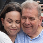 La líder opositora venezolana María Corina Machado (i) abraza al candidato a la presidencia de Venezuela Edmundo González Urrutia.