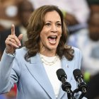 Kamala Harris en una rueda de prensa por campaña.