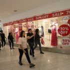 Pagos. Una de las propuestas para atraer a los clientes son los meses de gracia a la hora de pagar con tarjeta de crédito.Gustavo Guaman