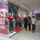 Pagos. Una de las propuestas para atraer a los clientes son los meses de gracia a la hora de pagar con tarjeta de crédito.Gustavo Guaman