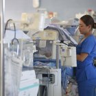 Una enfermera mientras trabaja en el Hospital Civil "Dr. Juan I. Menchaca", en Guadalajara