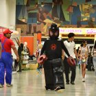 Andy Santo, quien personificada a Lego Spiderman, caminaba entre los stands de la feria Comic Con, que se extenderá hasta este domingo. Otros ciudadanos cargaban diversos trajes.